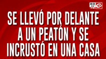 Perdió el control del auto, se llevó por delante a un peatón y se incrustó en una casa