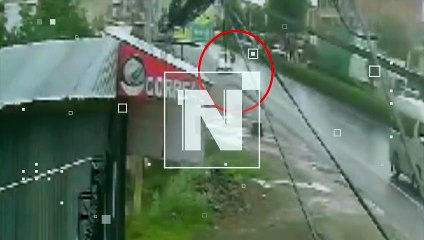 VIDEO: ¡Lo arrastró! Motociclista se aferró a la puerta de un auto que le chocó y escapaba