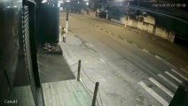 Homem em situação de rua é roubado e espancado enquanto dormia em Guarujá; VÍDEO