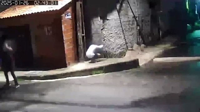 Integrantes de facções rivais transformam rua em cenário de guerra durante tiroteio