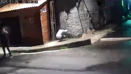 Integrantes de facções rivais transformam rua em cenário de guerra durante tiroteio