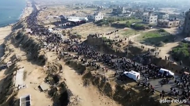 Una marea di palestinesi diretta verso il nord della Striscia di Gaza