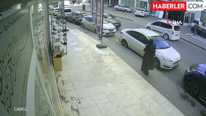 Siirt'te Park Halindeki Araca Çarpan Otomobil Takla Attı