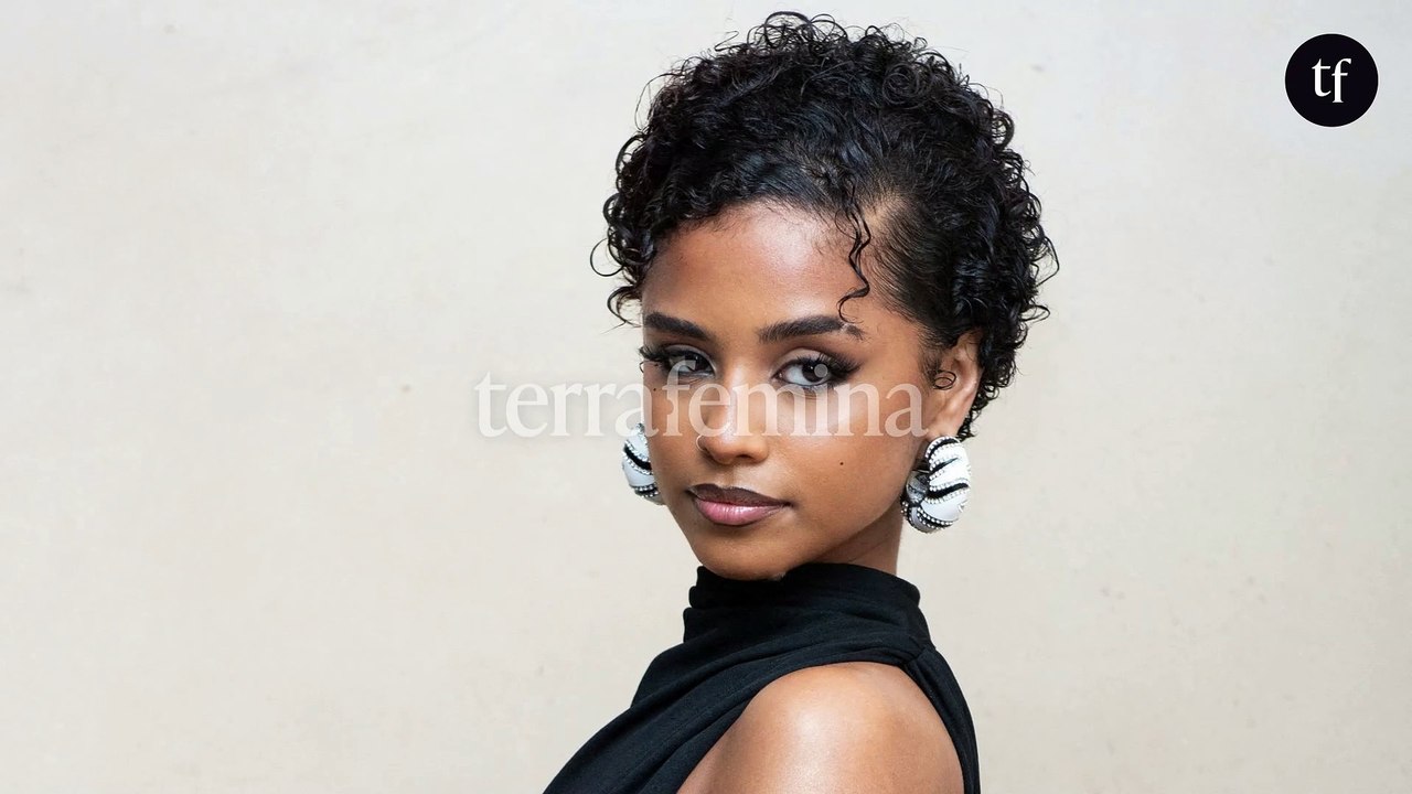 "Ça fait du bien de voir des cicatrices et des vergetures !" : au défilé Jacquemus, cette chanteuse dévoile ses « imperfections » dans une robe ultra échancrée