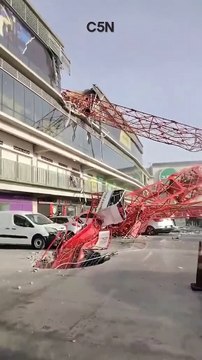 VIDEO: ¡Grúa colapsó! Cayó sobre un edificio dejó un muerto y siete heridos en Chile