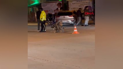 Hırsız kaçtığı çalıntı motosikletle otomobile çarptı