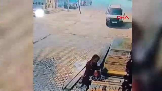 Biri silahlı 3 şüphelinin, araç ve iş yerinden hırsızlık yaptığı anlar kamerada