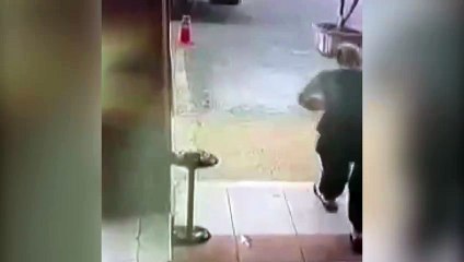 Bursa depreminde kendini sokağa atan kadın korkudan fenalaştı