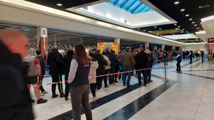 Une foule de plusieurs centaines de personnes pour acheter des billets  pour Le Mans FC-PSG dans la galerie du Leclerc des Fontenelles au Mans  pour