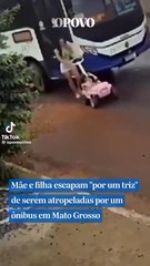 El video viral de cómo un colectivo se llevó puesta a una mamá y su hija