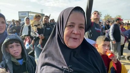 Palestinos formam "corredor humano" no retorno a Gaza