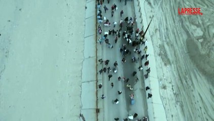 Gaza, migliaia di persone verso il nord della Striscia: le immagini dal drone