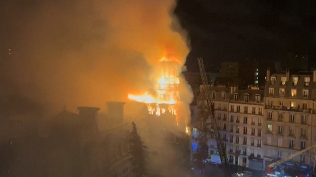 « On s'est dit que ça allait tomber » : le toit de la mairie du 12e ravagé par un incendie