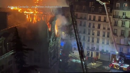 Incêndio destrói torre do sino de prefeitura de distrito de Paris