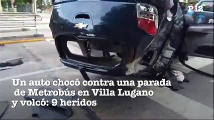 Un auto chocó contra una parada de Metrobús en Villa Lugano y volcó: 9 heridos
