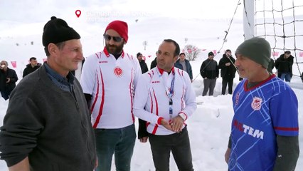 Na Turquia cumpre-se a tradição e a neve é palco de jogos de voleibol