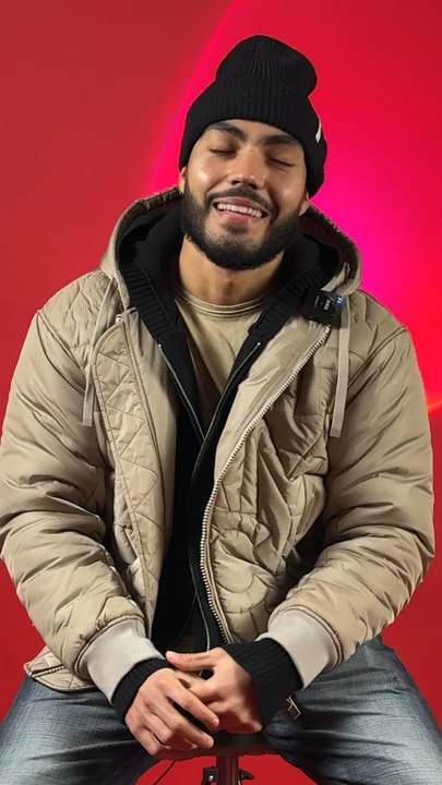 🚨 Nadir Nabaï balance son nouveau hit “Juste un signe”, entre pop urbaine et R’n’B. Repéré dans Popstars, l’artiste parisien revient pour marquer vos playlists.