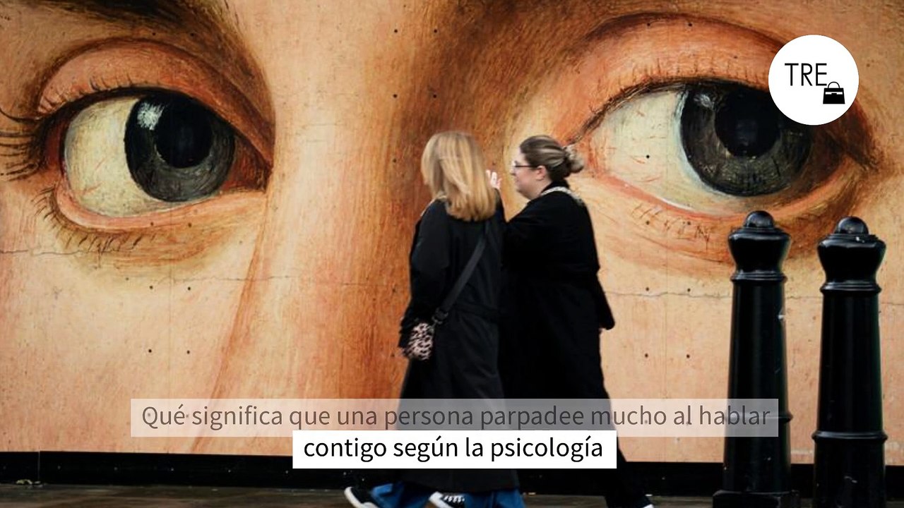 Qué significa que una persona parpadee mucho al hablar contigo según la psicología
