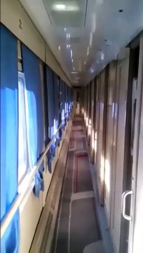 Les ombres des fenetres dans ce couloir de train en marche sont hypnotisantes