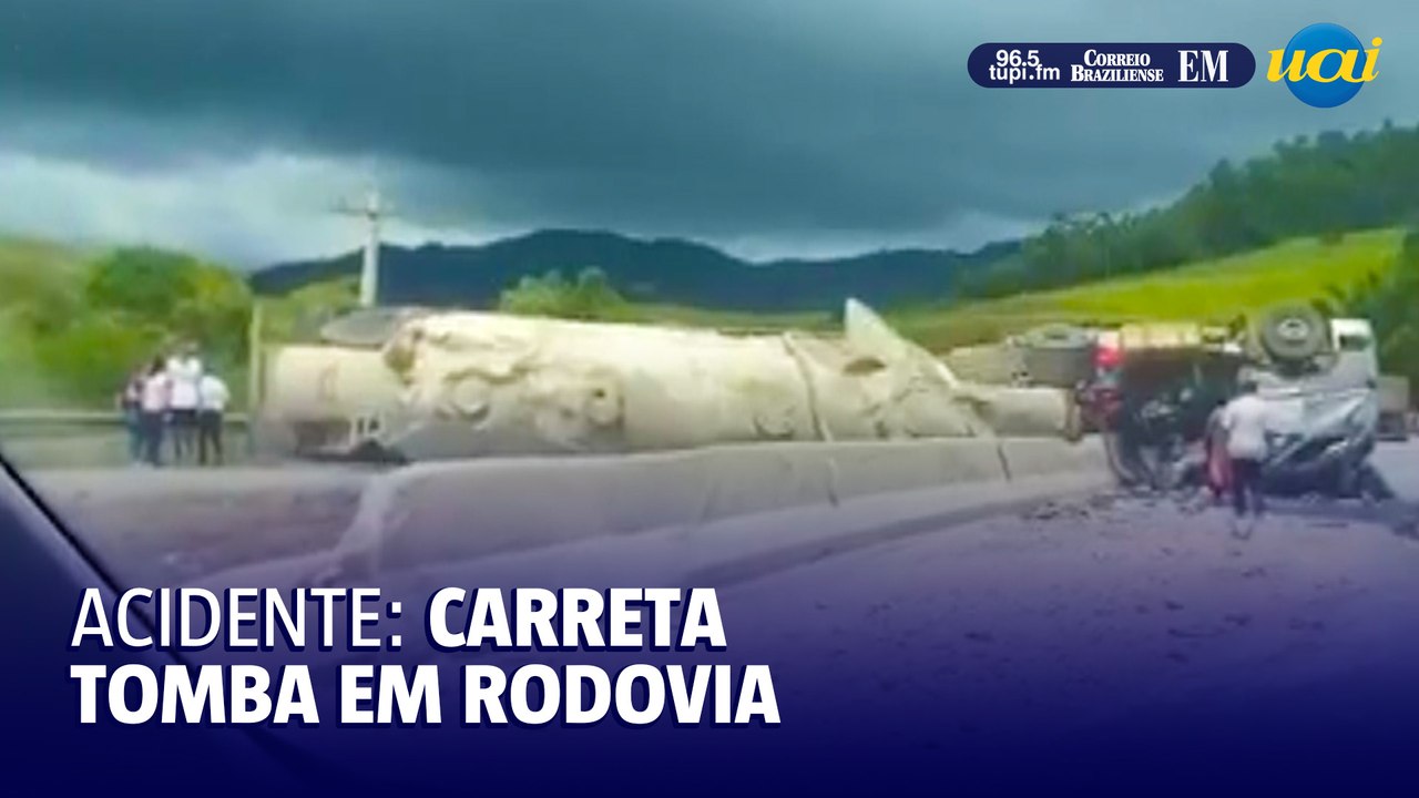 Carreta com cimento tomba e interdita BR-381 no Sul de Minas