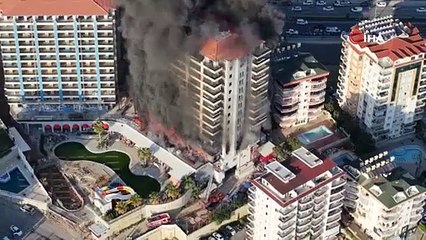 Alanya’daki otel inşaatı yangınının başladığı anlar dron kamerasında