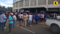 Desde temprano, fanáticos abarrotan el Estadio Quisqueya en busca de boletas para el último juego de la temporada invernal