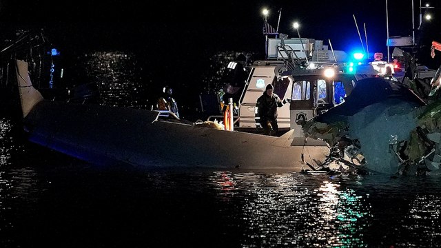 Recuperan cuerpos tras el accidente del avión de Washington