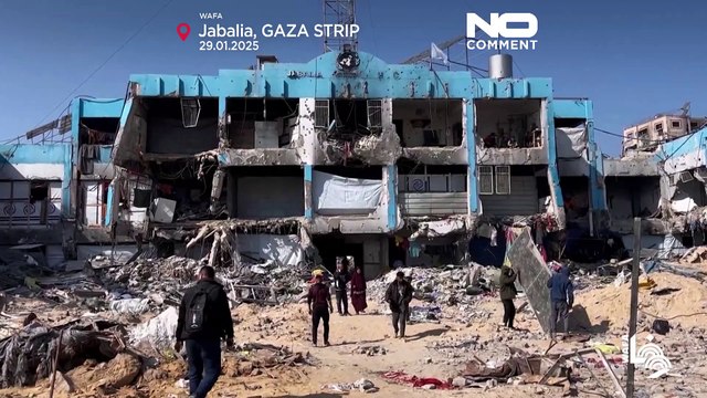 I palestinesi tornano nel nord di Gaza e montano tende in mezzo alle rovine