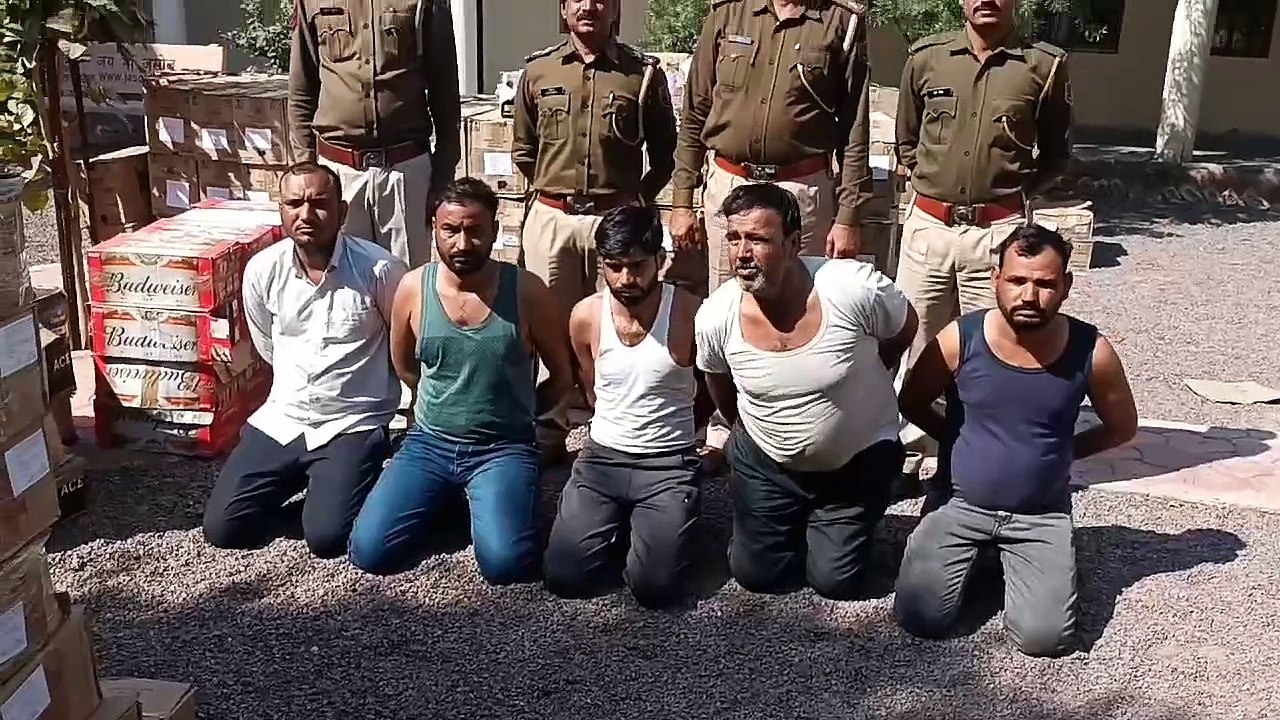 ट्रक में अवैध शराब की खेप को लकड़ी बुरादे के बैग के नीचे छुपाया, आगे पीछे वाहन कर रहे थे एस्कॉर्ट |