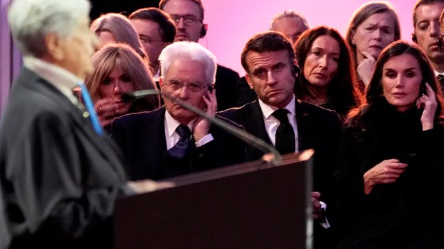 Los reyes Felipe VI y Letizia rinden homenaje con velas a las víctimas del Holocausto