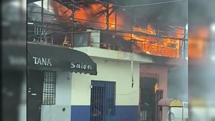 Incendio afecta negocio de herrería en Villa Juana