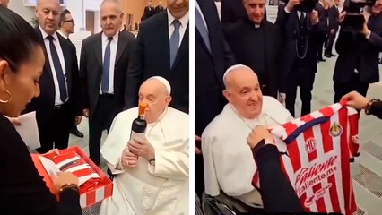 Papa Francisco recibe playera de Chivas en el Vaticano de manos de una aficionada