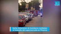 Varias dotaciones de bomberos combaten el incendio del supermercado en Pinamar