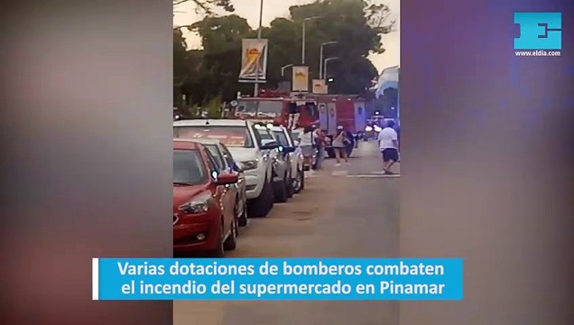 Varias dotaciones de bomberos combaten el incendio del supermercado en Pinamar