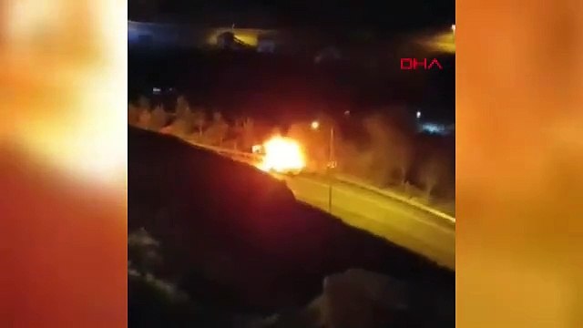 Seyir halindeki hafif ticari araç alev topuna döndü, o anlar kamerada