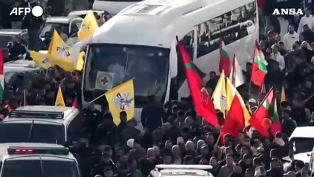 La folla esulta a Ramallah all'arrivo dei 200 palestinesi liberati