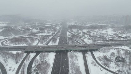 눈길 고속도로 혼잡...휴게소는 귀성객들로 '북적' / YTN