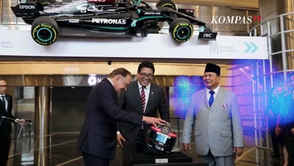 Pecah Tawa! Momen Prabowo Tunjuk Mobil F1 Saat Terima Kenang-kenangan Helm dari PM Anwar Ibrahim
