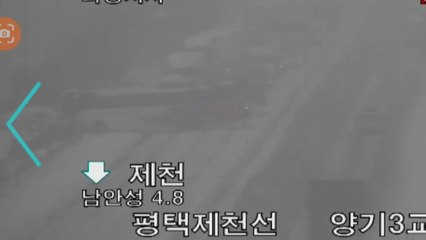 눈길 달리던 버스, 가드레일 충돌...한때 도로 통제 / YTN