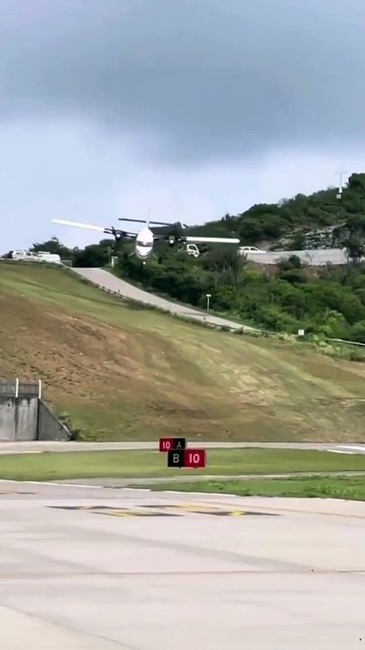 Landing at St Barths 650m runway (SBH)