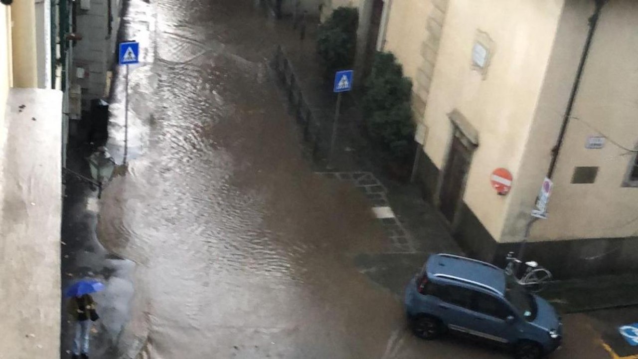 Maltempo a Firenze, improvvisa "bomba d'acqua": via Romana allagata (il video)
