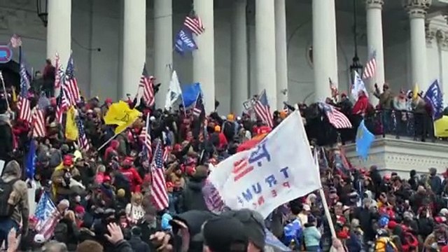 Trump despide a abogados de Justicia y firma un decreto contra los militares transgénero