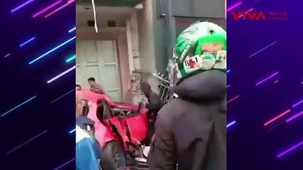 Detik-detik Mobil Terbang Tabrak Juru Parkir Hingga Tewas