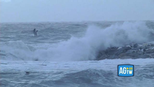 Le mareggiate sferzano il litorale genovese: allerta rossa per il maltempo in Liguria