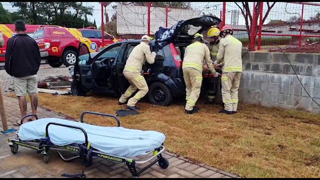 Colisão violenta entre carros deixa vítima encarcerada na marginal da BR-277 com Avenida Estados Unidos