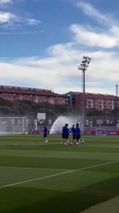 El Barça salta a entrenarse antes del partido de Champions contra la Atalanta: gran novedad en el entrenamiento