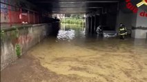 Firenze, auto bloccata nel sottopasso di via Mariti allagato: una persona salvata dai vigili del fuoco (il video)