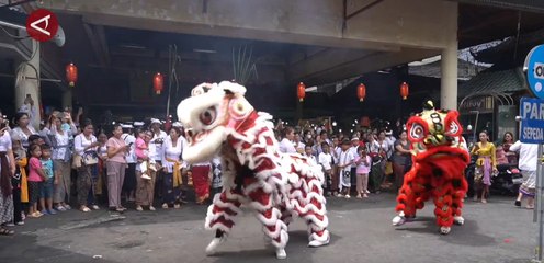 Atraksi Barongsai dan Liong melebur dalam rangkaian upacara umat Hindu