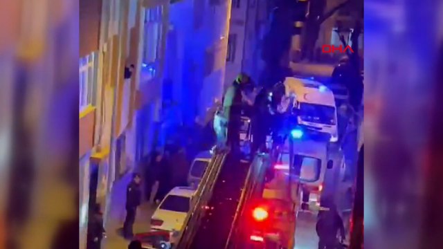 4 katlı binada çıkan yangında 1 kişi öldü, 3'üncü kattan düşen itfaiye eri yaralandı