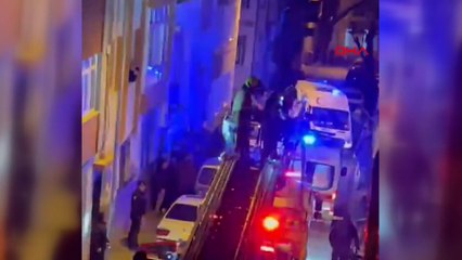 4 katlı binada çıkan yangında 1 kişi öldü, 3'üncü kattan düşen itfaiye eri yaralandı